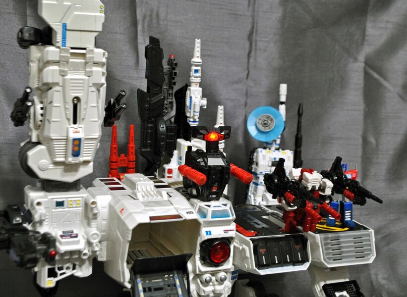 Image Of Custom Generations G1 Metroplex With Deluxe Scale Scamper  (2 of 12)